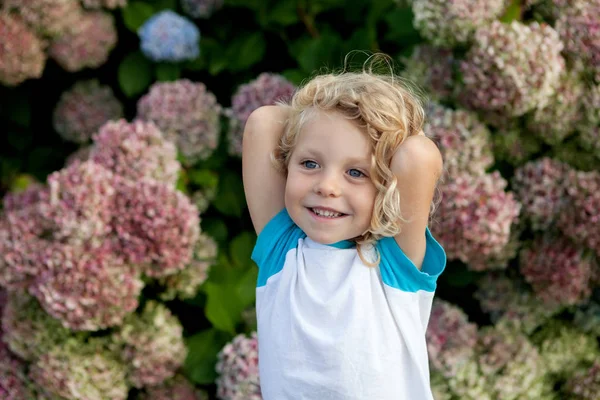 Barn med blont hår i trädgården — Stockfoto