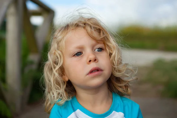 Niño con el pelo largo y rubio —  Fotos de Stock
