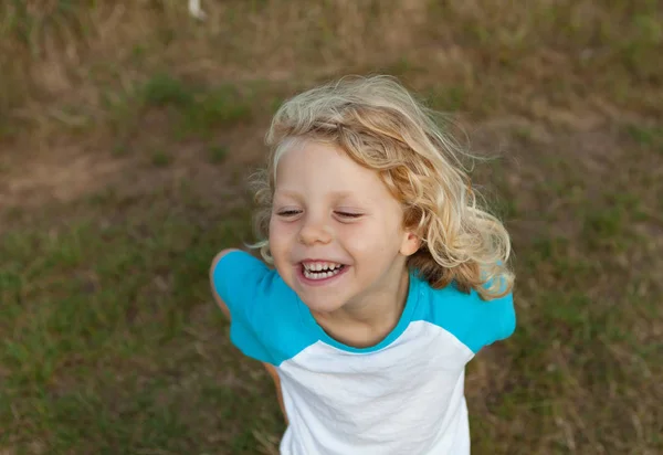 Dziecko z długimi blond włosami — Zdjęcie stockowe