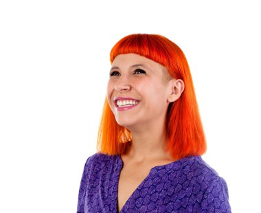 Kırmızı saçlı genç kadın