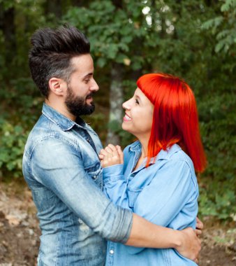 Parktaki mutlu çift.