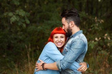 Parktaki mutlu çift.