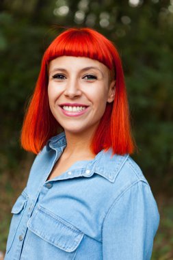 Kırmızı saçlı genç kadın