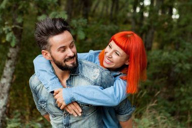 Sırtıma binmek kız arkadaşına veren adam 