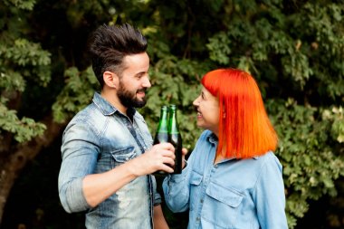 Parktaki mutlu çift.