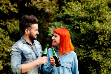 Parktaki mutlu çift.