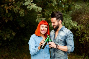 Parktaki mutlu çift.