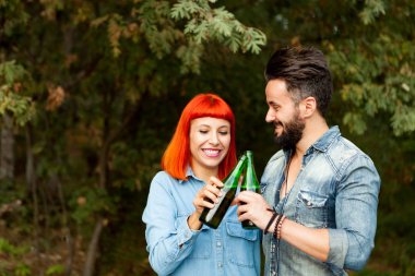 Parktaki mutlu çift.