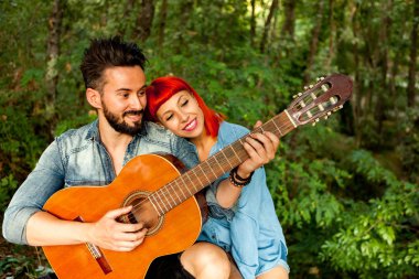 Parktaki mutlu çift.