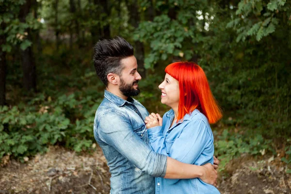 Parktaki mutlu çift.