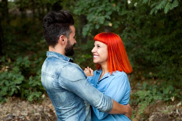 Parktaki mutlu çift.