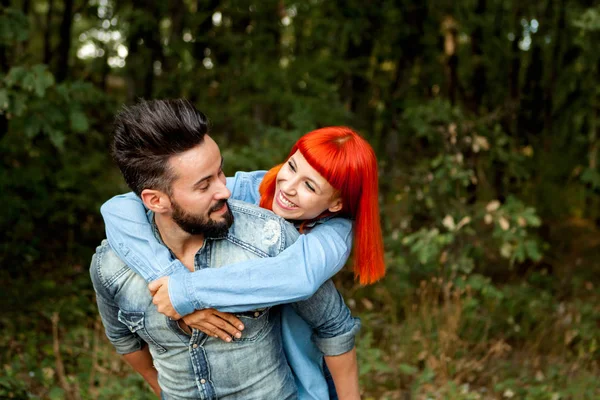 Sırtıma binmek kız arkadaşına veren adam 