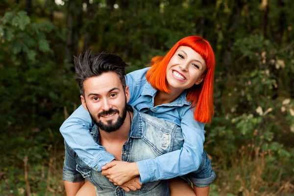 Sırtıma binmek kız arkadaşına veren adam 