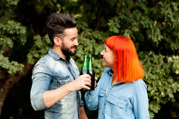 Parktaki mutlu çift.