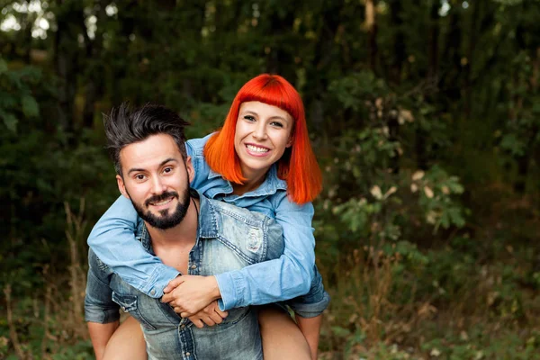 Sırtıma binmek kız arkadaşına veren adam 