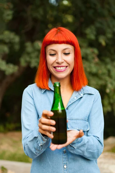 Vrouw met groene fles — Stockfoto