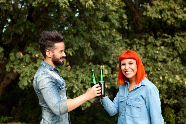 Parktaki mutlu çift.