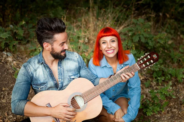 Parktaki mutlu çift.