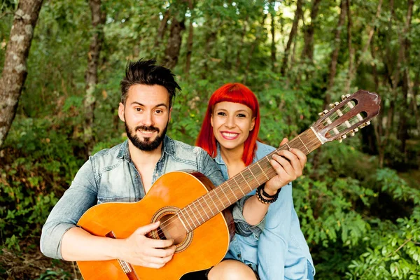 Parktaki mutlu çift.