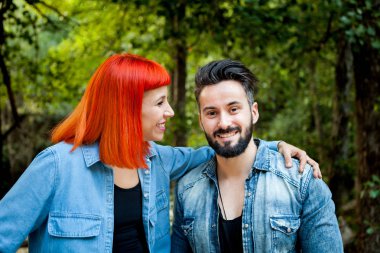 Parktaki mutlu çift.