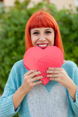 Kırmızı saçlı genç kadın