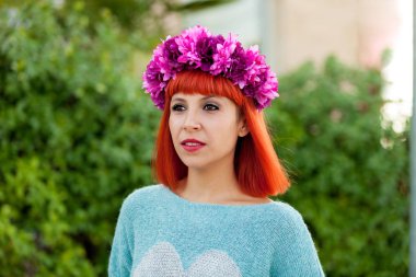 Kırmızı saçlı genç kadın