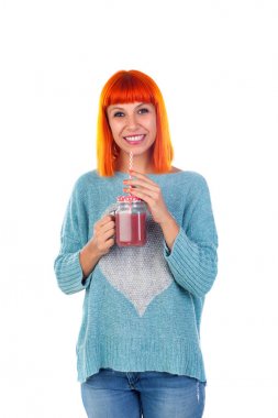 Kırmızı saçlı genç kadın