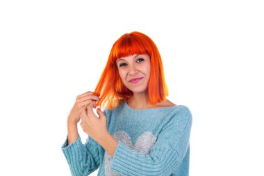 Kırmızı saçlı genç kadın