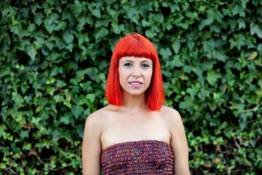 Kırmızı saçlı genç kadın