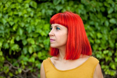 Kırmızı saçlı genç kadın