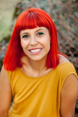 Kırmızı saçlı genç kadın