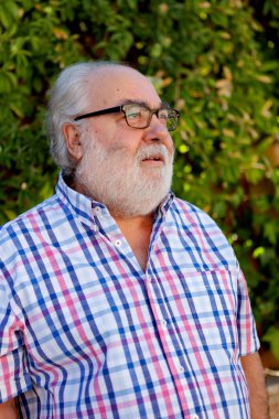 Bahçedeki son sınıf öğrencisi.