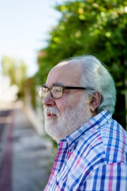 Bahçedeki son sınıf öğrencisi.