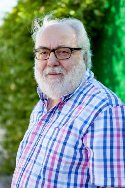 Bahçedeki son sınıf öğrencisi.