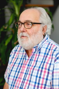 Komuta sizde beyaz sakallı