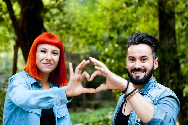 Couple heureux dans le parc — Photo