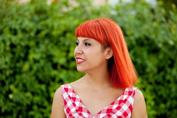 Kırmızı saçlı genç kadın