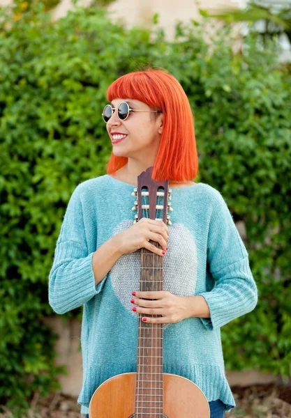 Vermelho peludo jovem mulher com guitarra — Fotografia de Stock