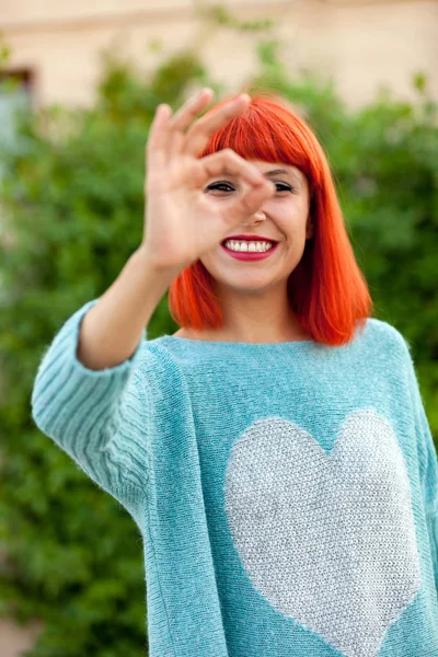 Rode donkerharige jonge vrouw — Stockfoto