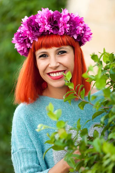 Jeune femme aux cheveux roux — Photo