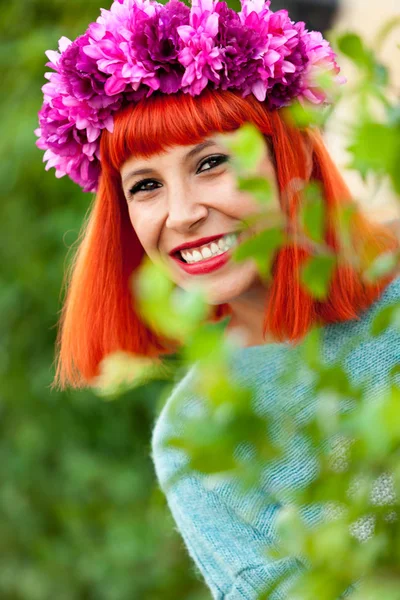 Kırmızı saçlı genç kadın