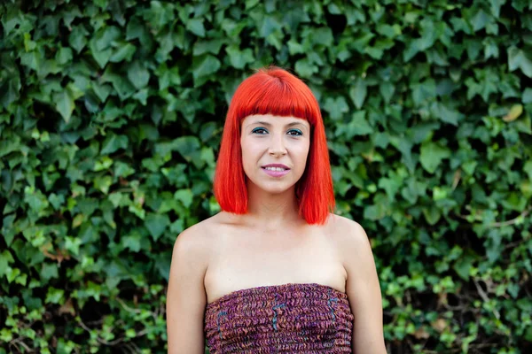 Kırmızı saçlı genç kadın