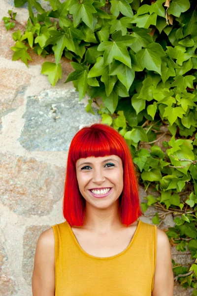 Kırmızı saçlı genç kadın