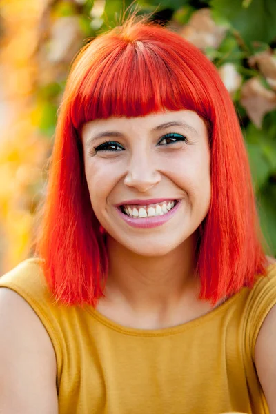 Kırmızı saçlı genç kadın — Stok fotoğraf