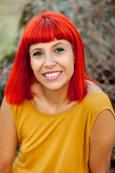 Kırmızı saçlı genç kadın