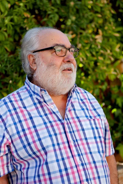 Bahçedeki son sınıf öğrencisi.