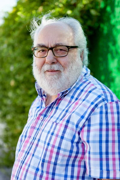 Bahçedeki son sınıf öğrencisi.