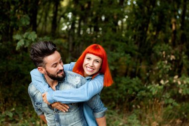 Sırtıma binmek kız arkadaşına veren adam 