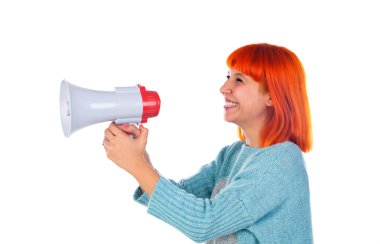 Kırmızı saçlı genç kadın