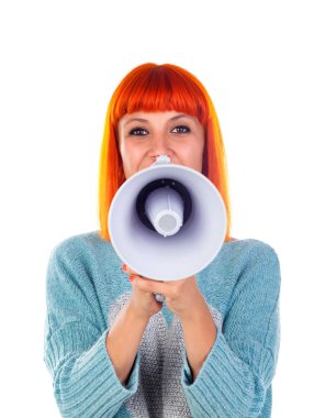 Kırmızı saçlı genç kadın